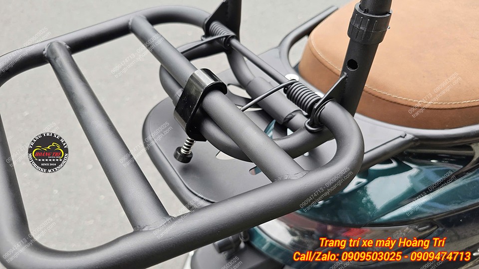 Vị trí gắn pát kẹp baga sau Stylo 160 hỗ trợ bật baga để gắn thùng hoặc túi