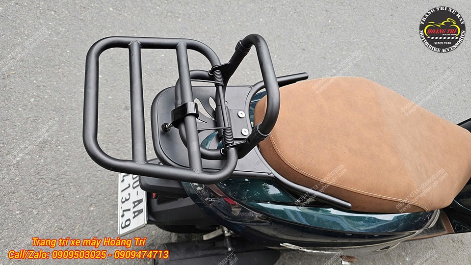 Góc nhìn từ trên xuống baga sau Stylo 160 với tựa lưng bật gấp gọn gàng