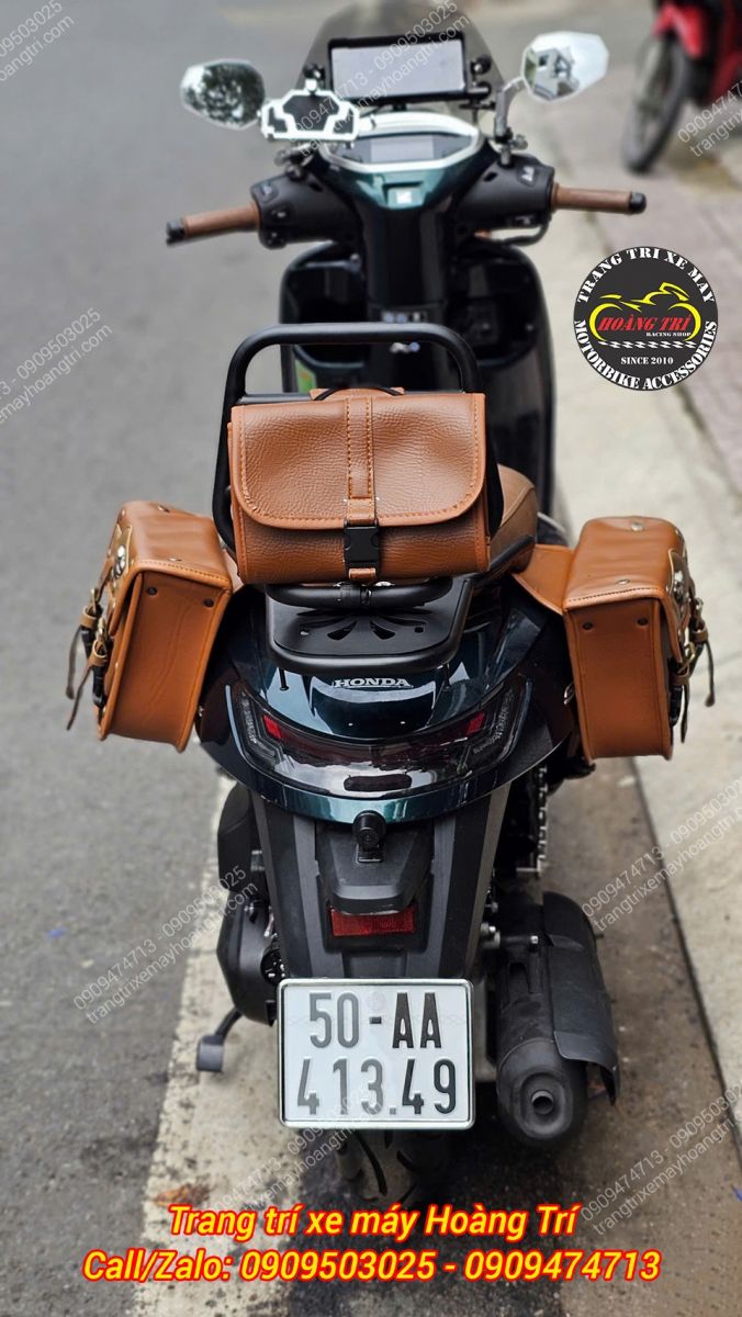 Nhìn từ sau Stylo 160 với baga tựa lưng bật gấp và túi da cân đối