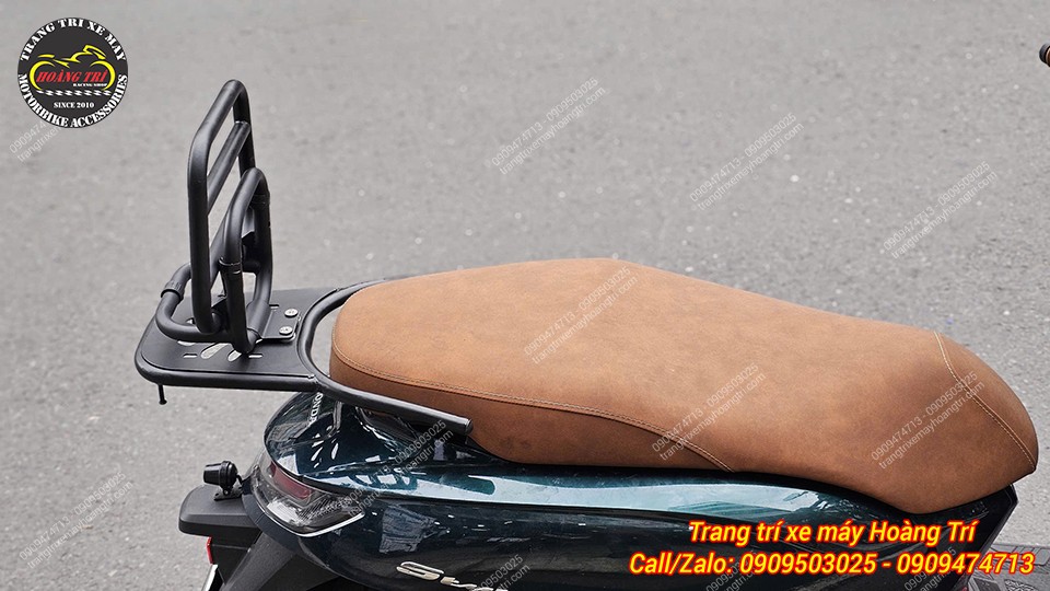 Góc nhìn ngang baga sau tựa lưng bật gấp Stylo 160 lắp hoàn chỉnh trên xe