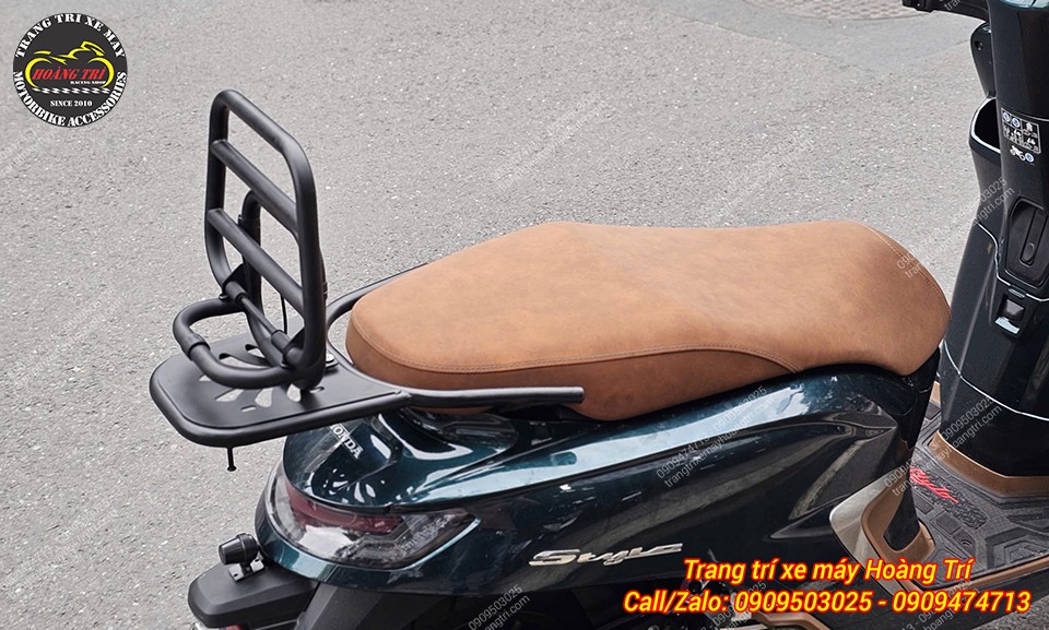 Tựa lưng baga sau Stylo 160 màu đen cá tính, hỗ trợ người ngồi sau an toàn hơn