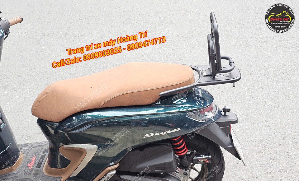 Baga sau Stylo 160 khi dựng tựa lưng giúp chở người hoặc gắn thêm phụ kiện