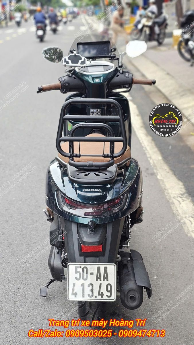 Góc nhìn từ sau Stylo 160, baga sau kết hợp tựa lưng bật gấp gọn gàng