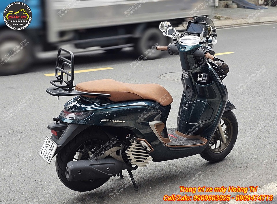 Góc nghiêng tổng thể Stylo 160 lắp baga sau tựa lưng hài hòa với thiết kế xe