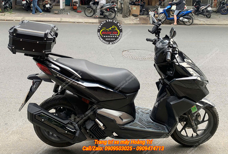 Tổng thể Vario 160 với combo phụ kiện thể thao gồm baga sau và thùng nhôm V2