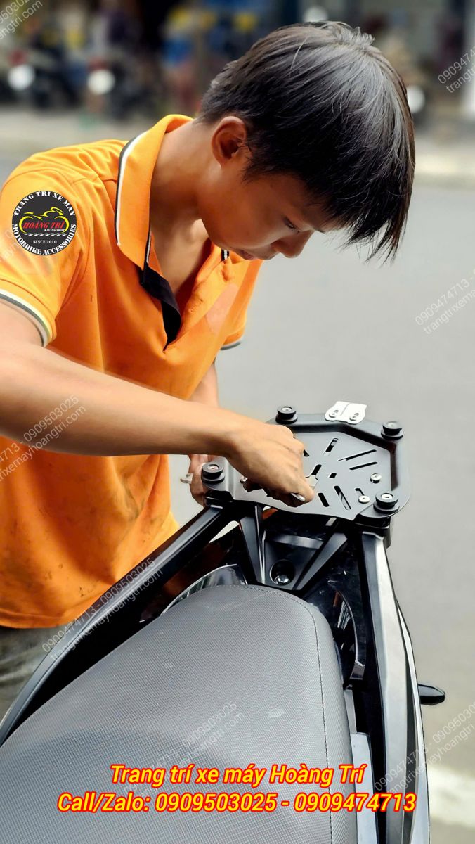 Thợ kỹ thuật đang siết chặt ốc cố định đế thùng giúp thùng lắp vững hơn