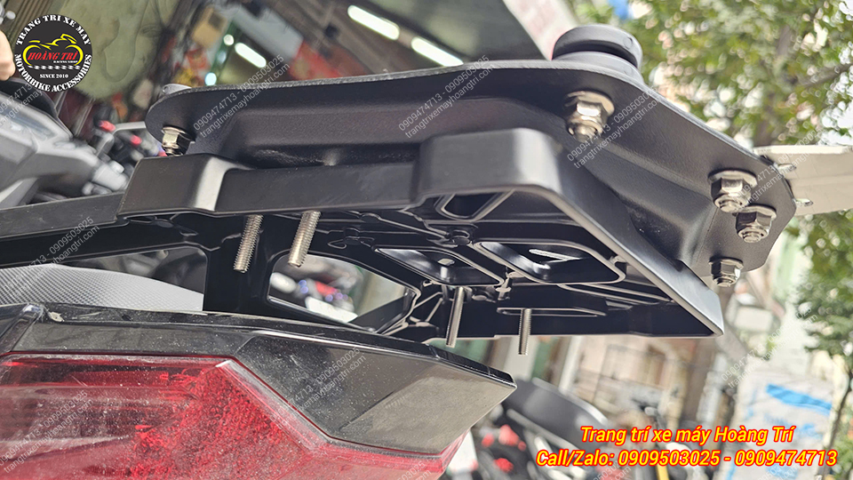 Cận cảnh gầm baga FRX và đế thùng được gắn ốc vít chắc chắn, không rung lắc khi di chuyển