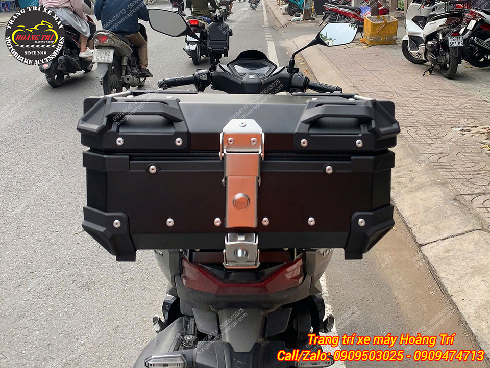 Thùng nhôm Motoface 28 lít nhìn từ sau, nổi bật với dáng hầm hố và khóa an toàn