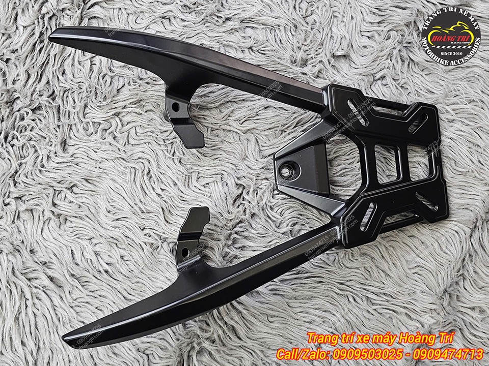 Baga sau Vario 160 nhôm đúc loại dài, màu đen, với thiết kế tạo hình mạnh mẽ, góc cạnh