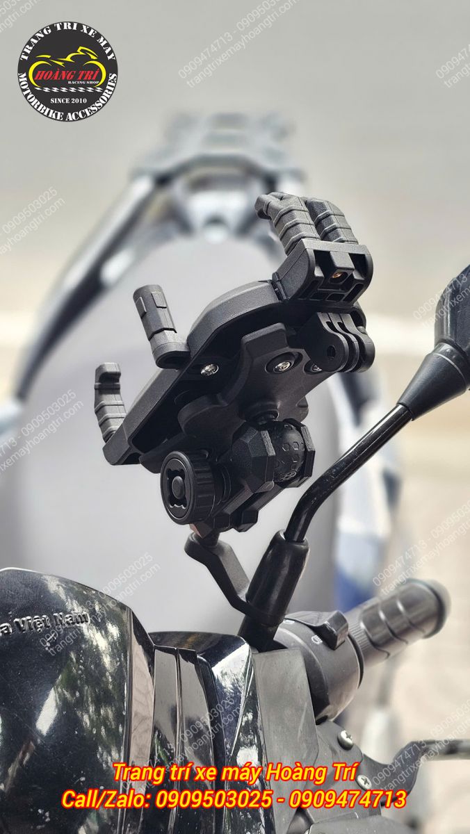 Cận cảnh giá đỡ điện thoại FRX TQ-062 lắp cho Vario 160 tại vị trí chân kính