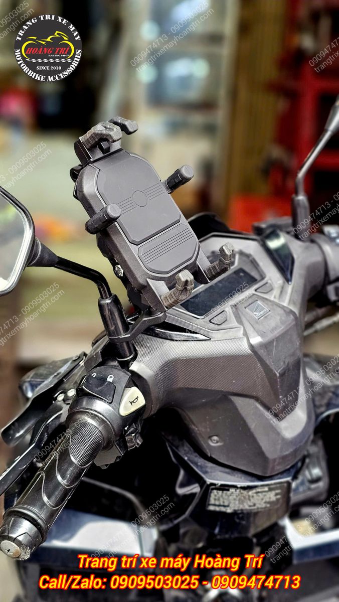 Vị trí gắn giá đỡ FRX TQ-062 thuận tiện, giúp người lái dễ quan sát khi di chuyển