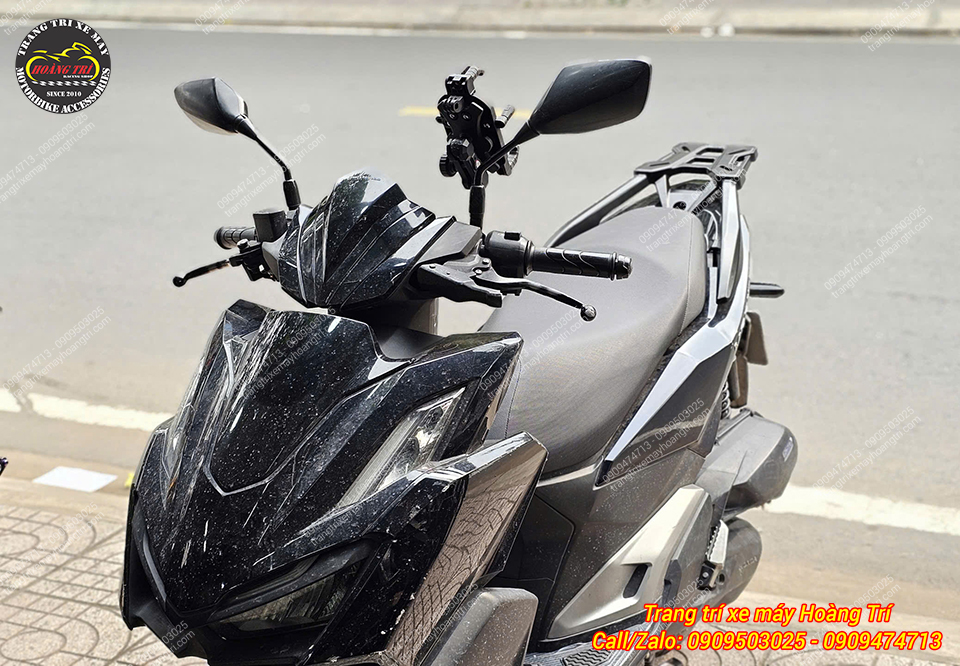 Giá đỡ FRX TQ-062 lắp cho Vario 160 hài hòa với thiết kế tổng thể xe