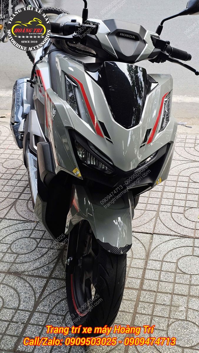Mặt trước Vario 160 zin tem đỏ đen, màu xám xi măng sẵn sàng nâng cấp kính chắn gió tiện lợi