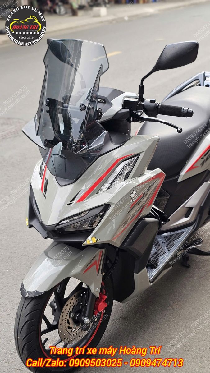 Nhìn từ phía trước chiếc Vario 160 với kính khói lớn tạo dáng thể thao, ấn tượng và đậm chất tốc độ