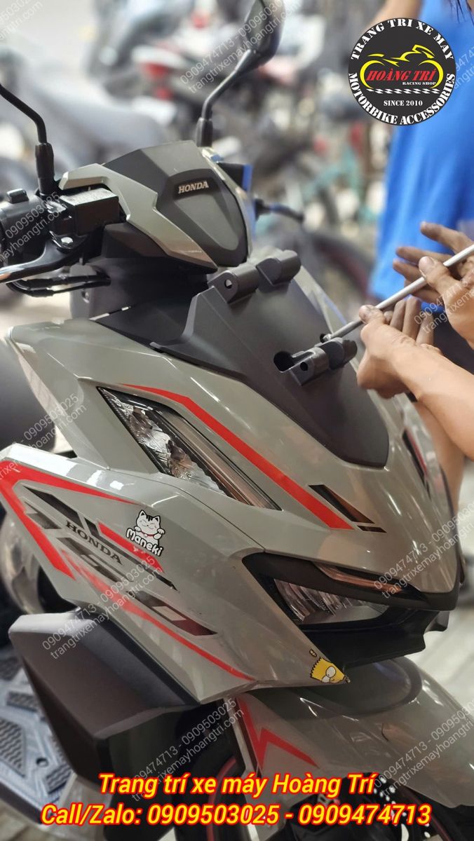 Cận cảnh đầu xe Vario trước khi gắn kính, nhân viên đang chuẩn bị cho khâu lắp đặt kính chắn gió