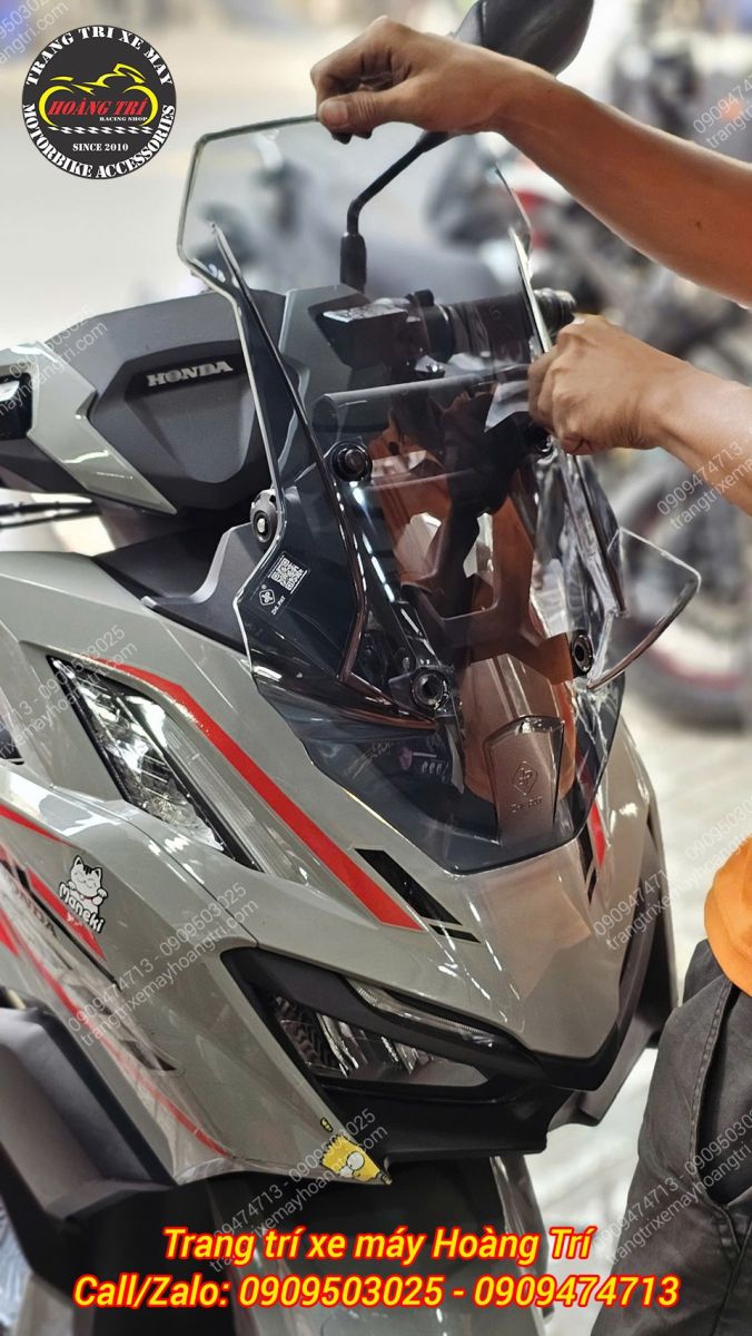 Đang lắp kính chắn gió ADV Zhi.pat giúp tăng cản gió và cải thiện thẩm mỹ cho Vario 160