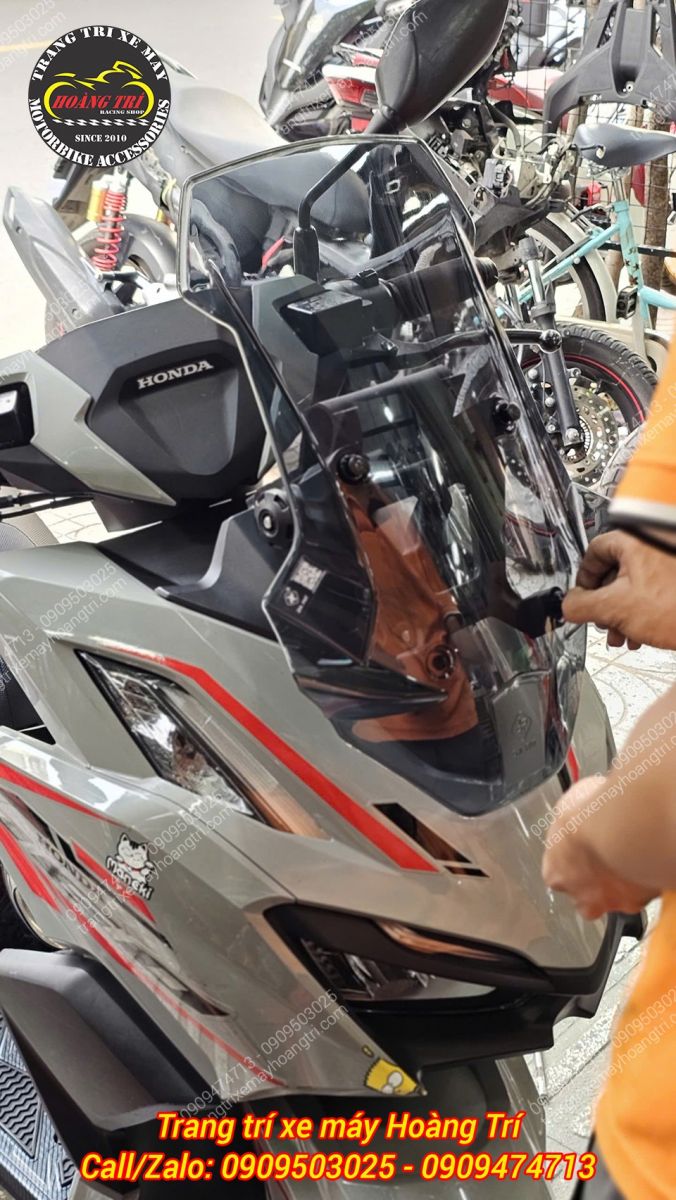 Kỹ thuật viên cố định kính Zhi.pat vào pát, đảm bảo chắc chắn và an toàn khi chạy tốc độ cao