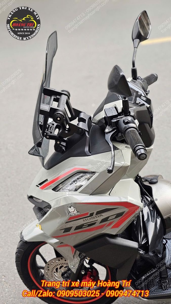 Một chế độ tăng chỉnh khác của kính chắn gió Zhi.Pat cho xe Vario 160 - Kính chắn gió được bật khá xa đầu đèn