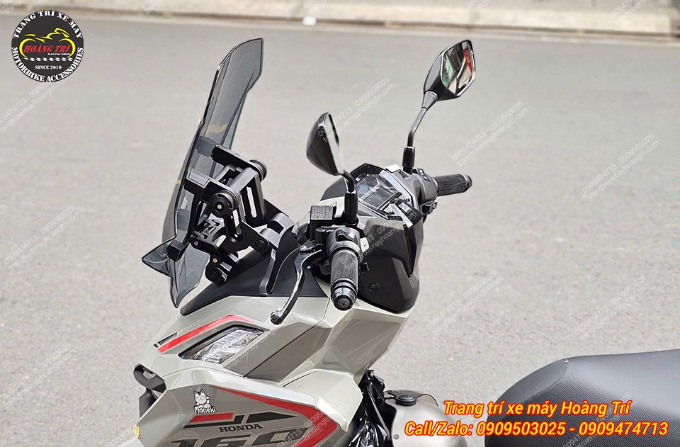 Cận cảnh kính Zhi.pat cùng pát tăng chỉnh, cho phép người dùng điều chỉnh độ cao, độ gần linh hoạt