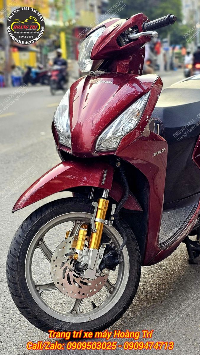 Cặp phuộc ngoài tạo nên vẻ ngoài cá tính thì hiệu suất nhún của xe cũng được cải thiện rõ rệt