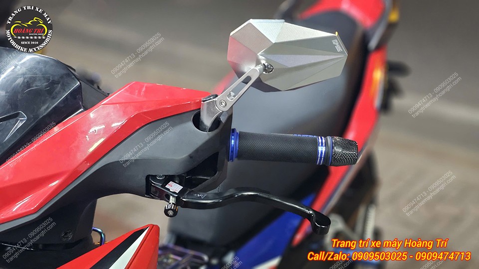 Chi tiết bao tay Racing Boy và gương chiếu hậu kiểu H2C V5 lắp trên tay lái
