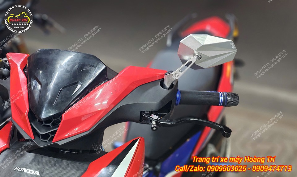 Gương chiếu hậu kiểu H2C V5 thiết kế góc cạnh, cá tính, lắp đặt cùng bao tay Racing Boy