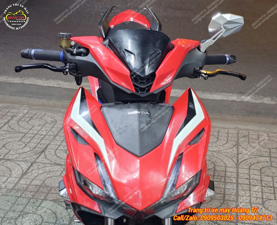 Góc nhìn trực diện phía trước xe, nổi bật cặp gương H2C V5 và bao tay Racing Boy