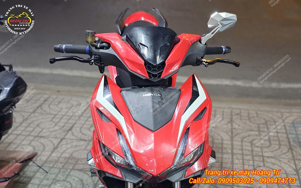 Tổng thể phần đầu xe đỏ với bao tay và gương chiếu hậu kiểu H2C V5 tạo nên dấu ấn riêng