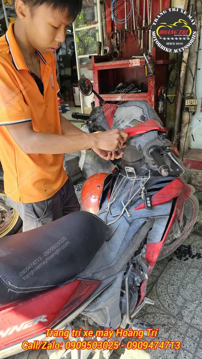 Thợ đang tháo chiếc đồng hồ cũ Winner 150 để chuẩn bị thay chiếc đồng hồ Winner X