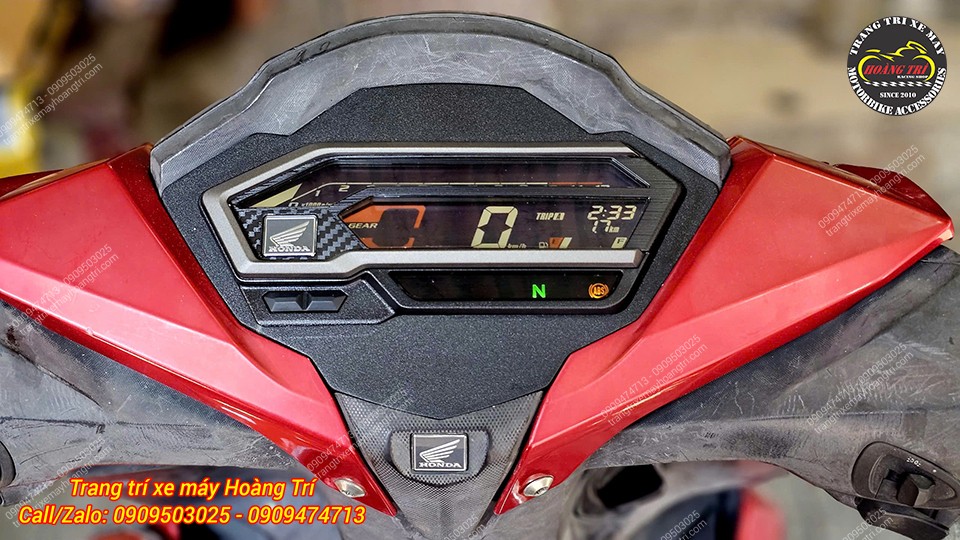 Đồng hồ Winner X đã lắp đặt trên xe, hiển thị thông số cơ bản như số km, số, giờ