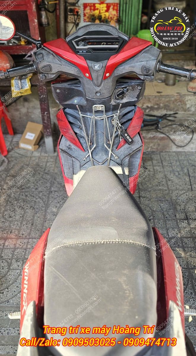 Góc nhìn từ yên xe ra phía trước, thấy rõ đồng hồ Winner X và baga inox gắn phía trước