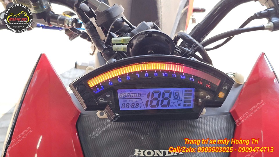 Đồng hồ hiển thị đầy đủ thông tin như vòng tua, tốc độ, xăng, điện áp, tạo giao diện bắt mắt