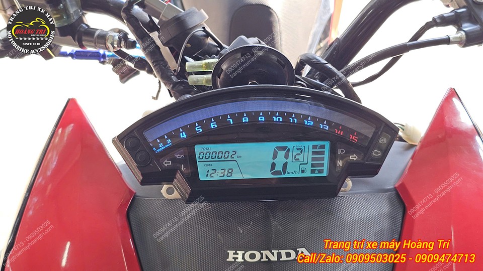 Màn hình đồng hồ hiển thị các thông số như số km, giờ và báo số N, màu sắc rõ nét