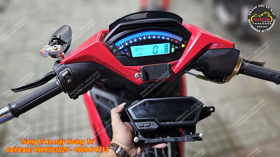 Đồng hồ ZX10R đang bật và trên tay đồng hồ zin, so sánh trực quan khi lắp trên xe