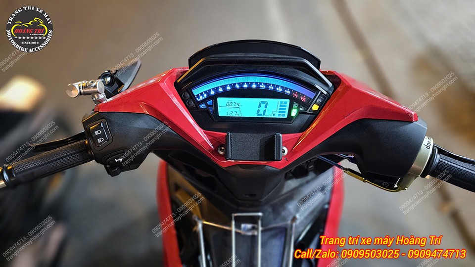 Đồng hồ ZX10R với màu LED xanh dương trên xe, tạo nên sự khác biệt và gọn gàng