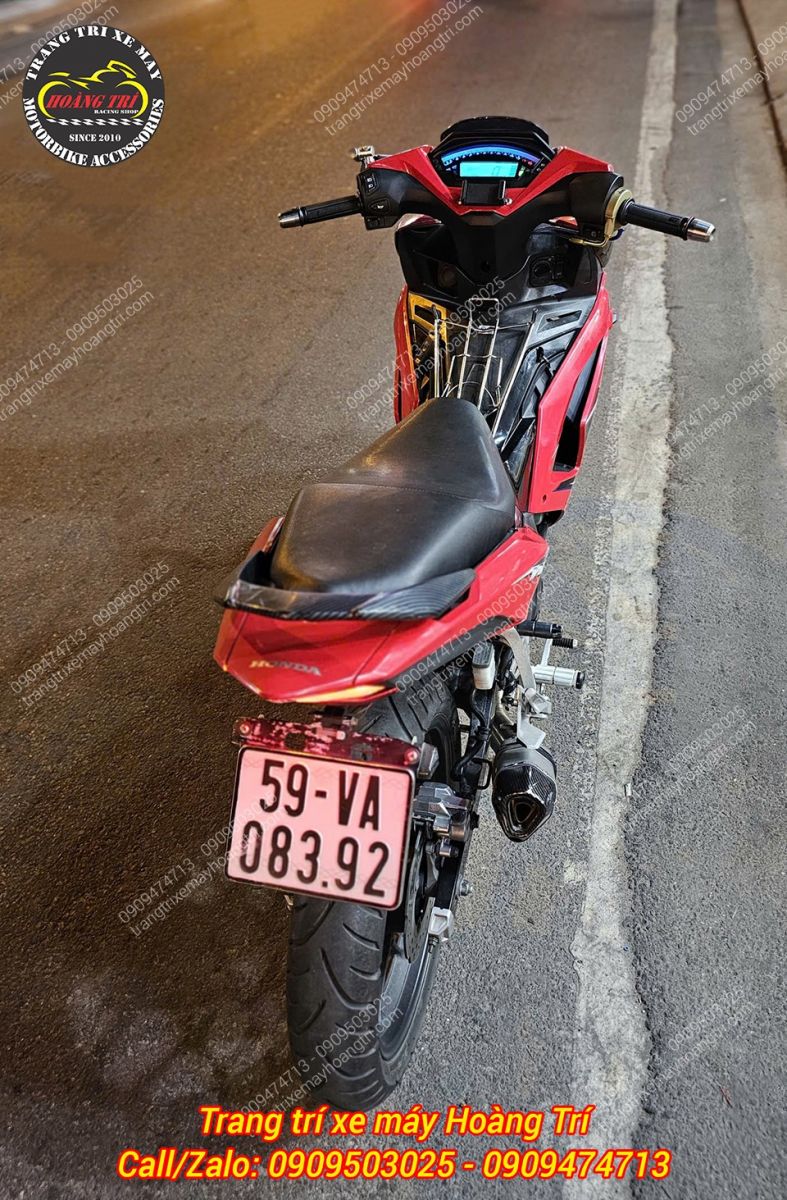 Góc nhìn từ phía sau xe khá xa nhưng vẫn thấy rõ đồng hồ mới kiểu ZX10R trên xe