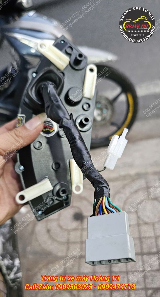 Chi tiết dây điện và giắc cắm được độ sẵn cho xe chỉ cần cắm vào là sử dụng ngay cho Winner