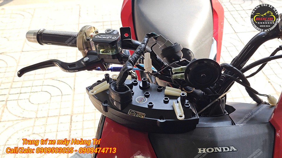 Cận cảnh đồng hồ đã được cắm vào giắc cắm xe Winner dễ dàng sau khi đã được độ lại hoàn thiện