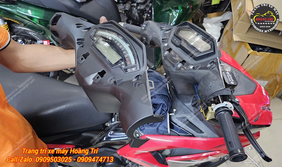 So sánh đồng hồ mới (phía dưới) và đồng hồ cũ (phía trên), thể hiện sự khác biệt về kích thước và thiết kế