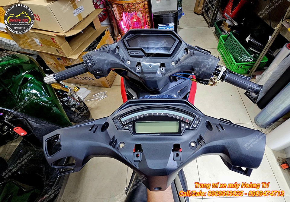 Đồng hồ ZX10R và mặt nạ đã lắp đặt hoàn chỉnh và chỉ cần tháo đồng hồ cũ ra là đã hoàn thành lắp đặt