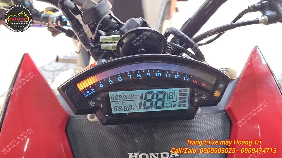 Đồng hồ ZX10R đã được lắp hoàn chỉnh và đang hiển thị thông số, với nhiều màu sắc nổi bật