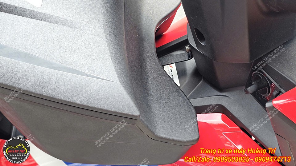 Cận cảnh thùng giữa GIVI lắp trên Winner R, ôm khít dàn áo, không cấn với bợ giữ đồng hồ