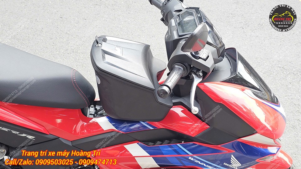 Tổng thể khu vực baga giữa Winner R sau khi lắp thùng giữa GIVI, không vướng tay lái khi sử dụng