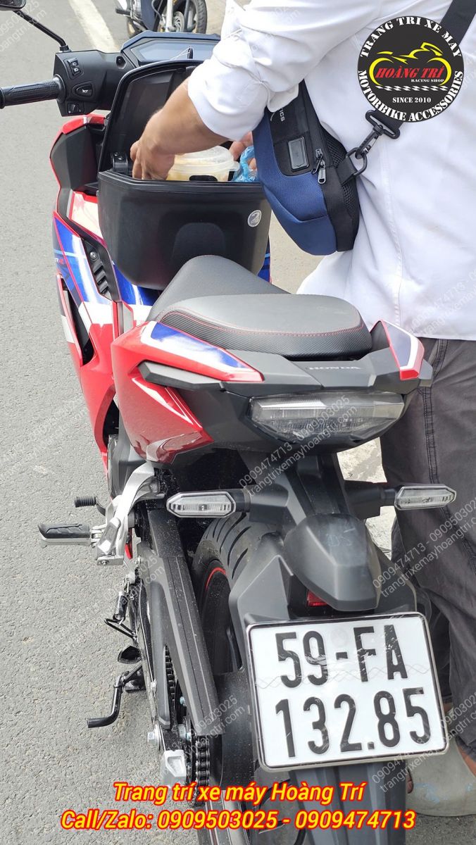 Thao tác mở thùng giữa GIVI trên Winner R, không gian chứa đồ rộng rãi, dễ sắp xếp vật dụng