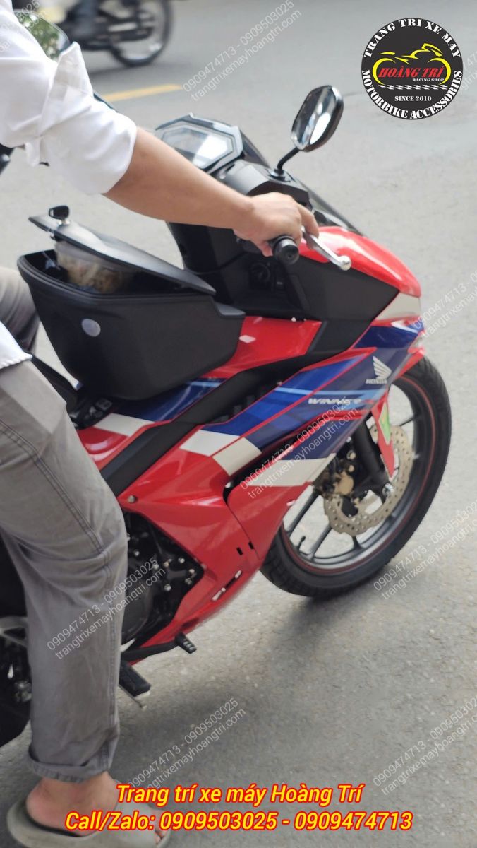 Người lái sử dụng Winner R gắn thùng giữa GIVI, thuận tiện mang đồ khi di chuyển đường phố