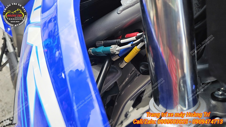 Giắc cắm kết nối nguồn điện với màn hình A3 được sắp gọn gàng