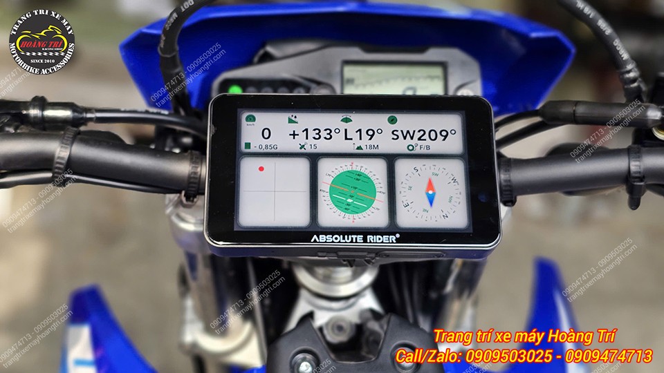 Giao diện la bàn và chỉ số GPS trên Absolute A3 hỗ trợ tốt cho xe địa hình
