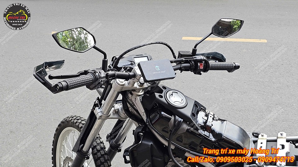 Góc ngang xe WR155 làm nổi bật Absolute A3 cùng gương và ốp tay lái