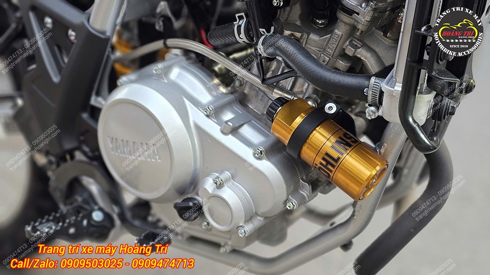 Bình dầu Ohlins vàng gắn cạnh động cơ WR155, mang đến một phụ kiện trang trí WR155 đầy màu sắc