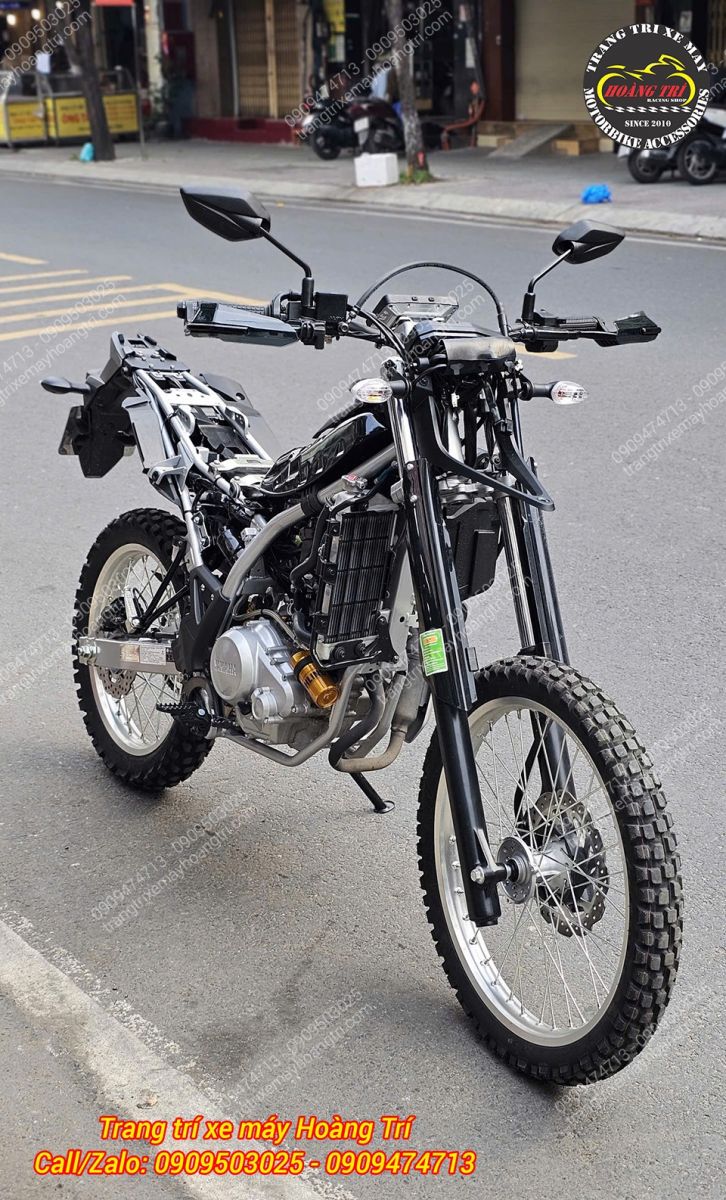 Góc trực diện WR155 sau khi tháo trọn bộ dàn áo giúp khoe trọn phuộc Ohlins tôn dáng cho xe